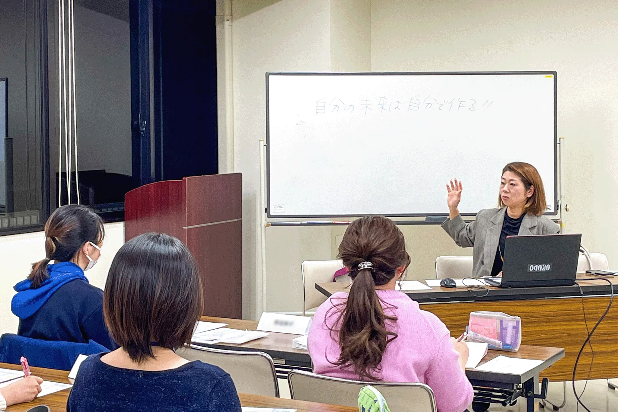 2024年講座にてメンタリングしている様子